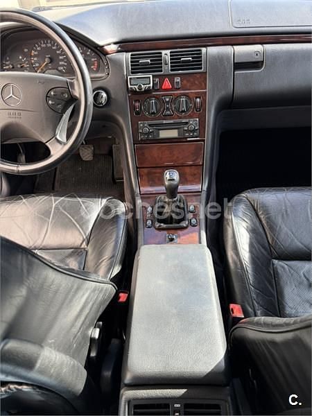 Usado Mercedes E300 136 CV (100 kW) 1996 Gris / plata Familiar