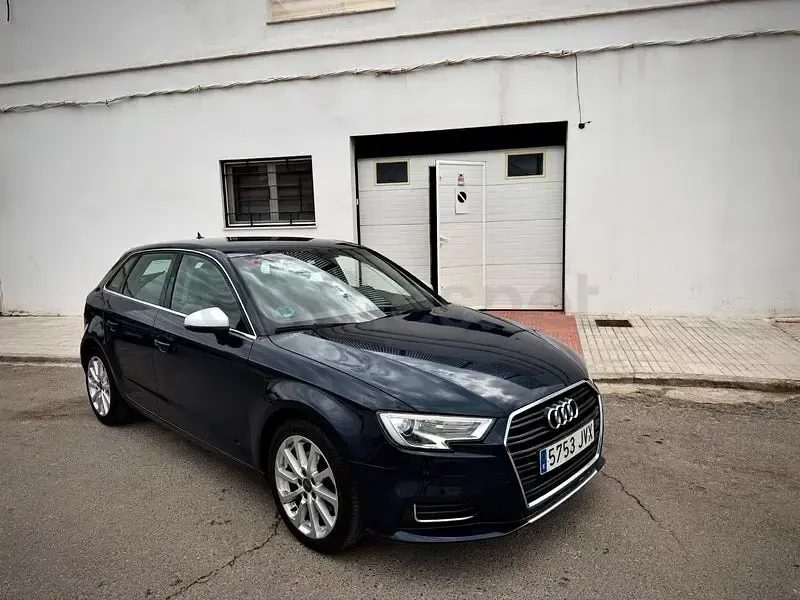 Usado Audi A3 116 CV (85 kW) 2017 Azul Berlina