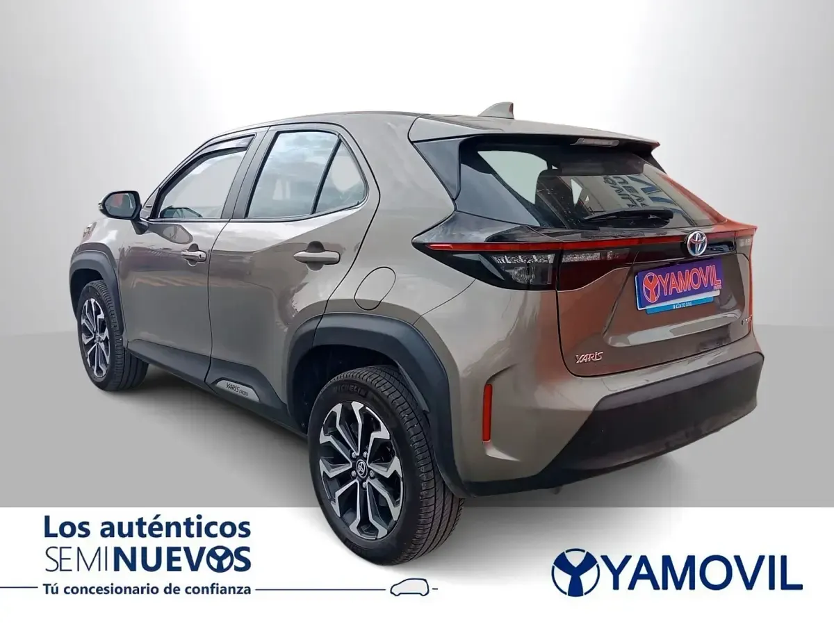 Usado Toyota Yaris Style 116 CV (85 kW) 2024 Gris Utilitario