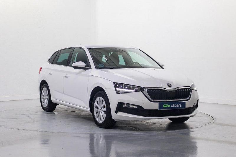 Usado Skoda Scala Selection 116 CV (85 kW) 2023 Blanco Utilitario