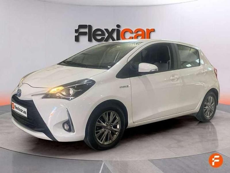 Usado Toyota Yaris Hybrid Active 99 CV (72 kW) 2019 Blanco Utilitario