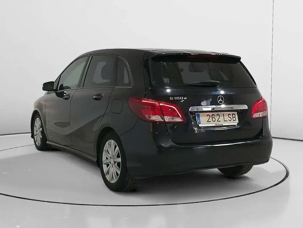 Usado Mercedes B180 109 CV (80 kW) 2017 Negro Utilitario