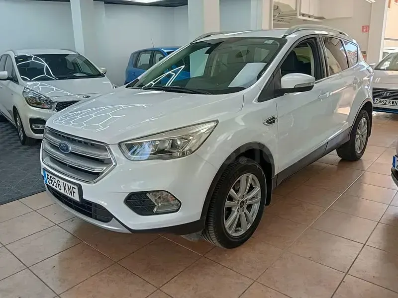 Usado Ford Kuga Trend 120 CV (88 kW) 2018 Blanco SUV