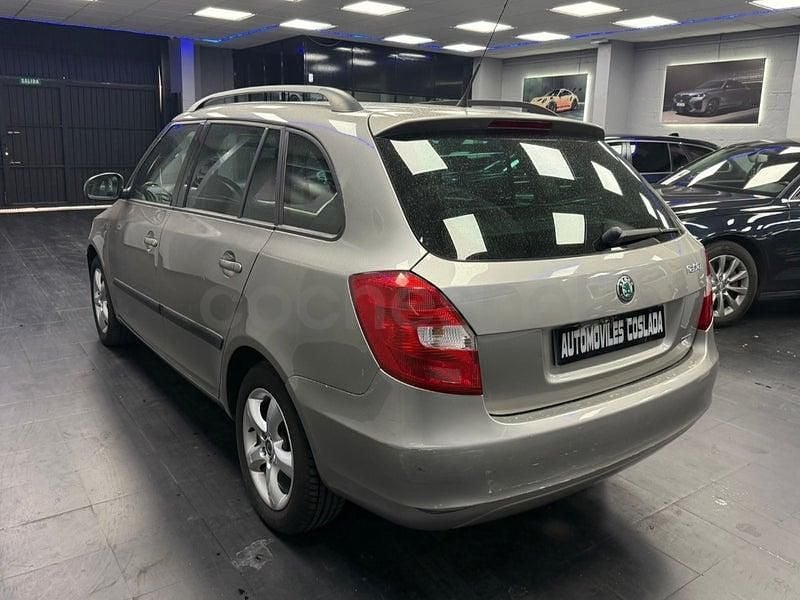 Usado Skoda Fabia Elegance 85 CV (62 kW) 2011 Gris / plata Familiar