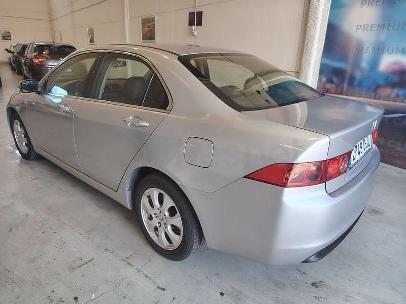 Usado Honda Accord Executive 140 CV (102 kW) 2005 Gris / plata Berlina