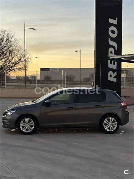 Usado Peugeot 308 Active 120 CV (88 kW) 2017 Gris / plata Berlina