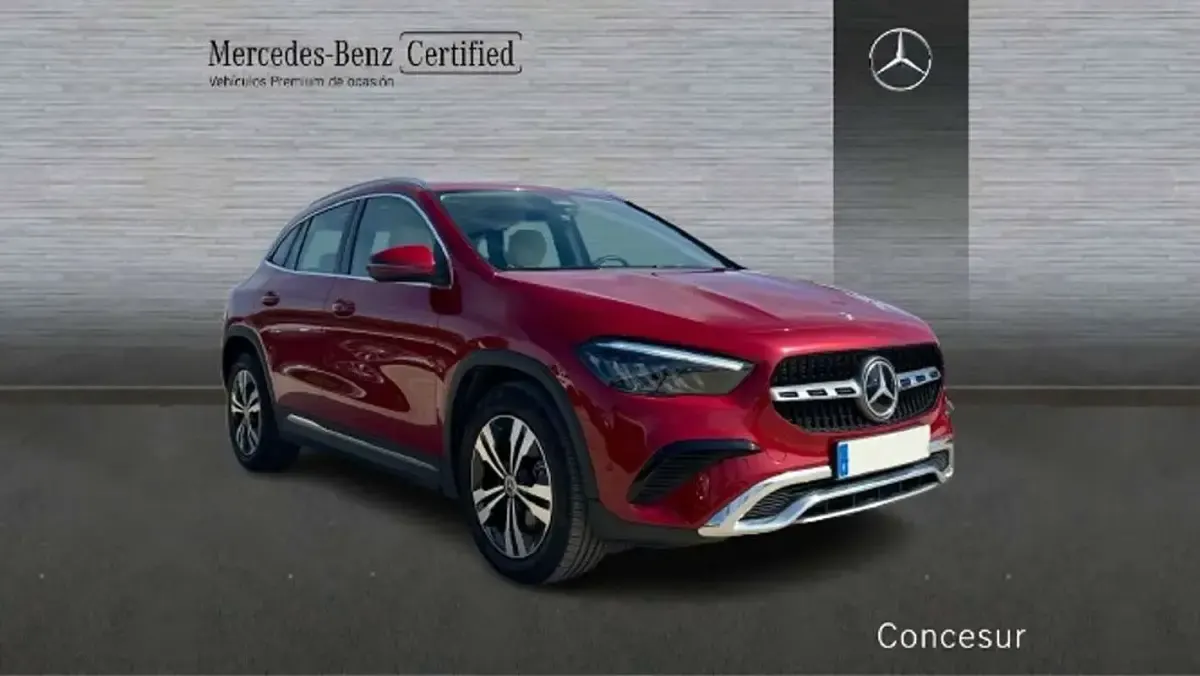 Begagnad Mercedes GLA200 150 HK (110 kW) 2025 Röd SUV