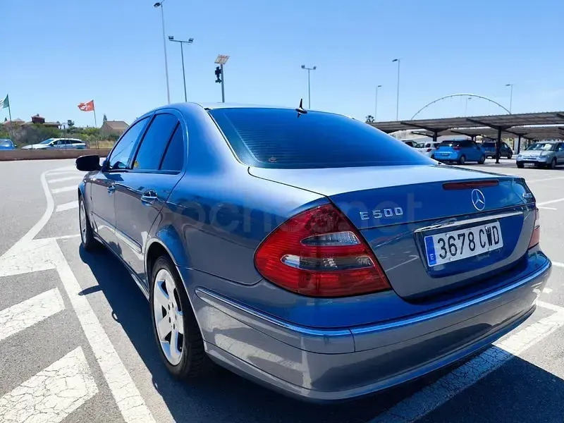 Usado Mercedes E500 Avantgarde 306 CV (225 kW) 2004 Azul Berlina