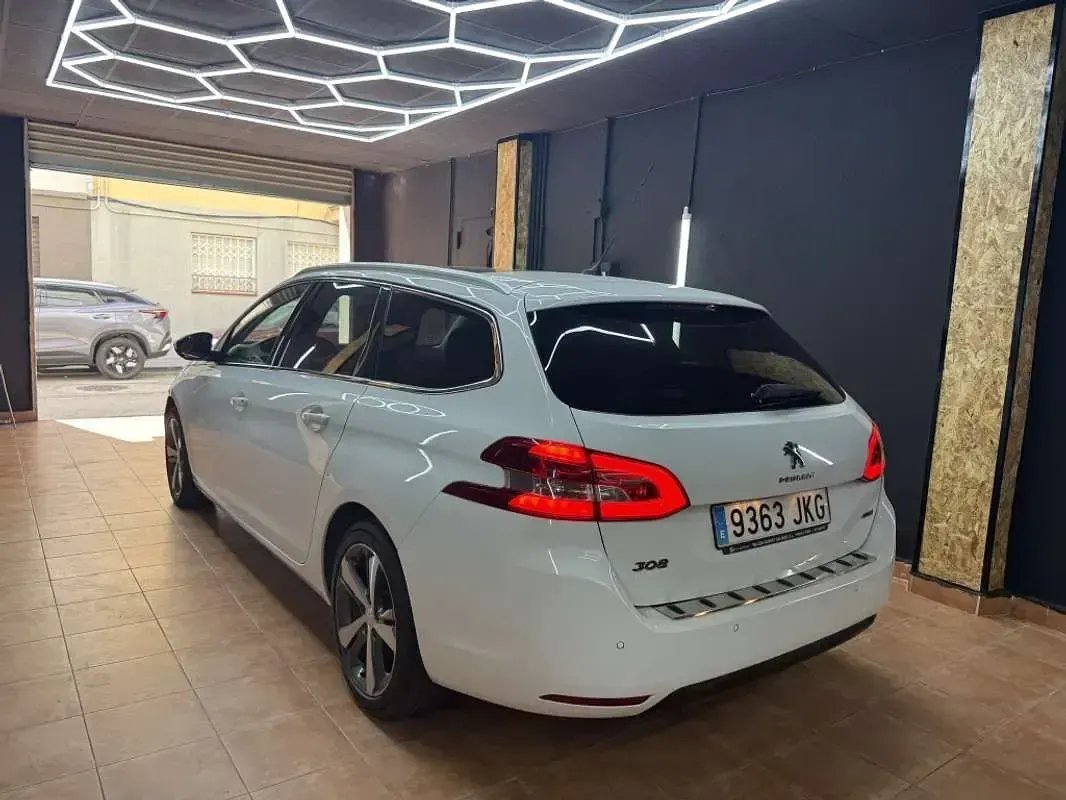 Usado Peugeot 308 150 CV (110 kW) 2016 Blanco Familiar