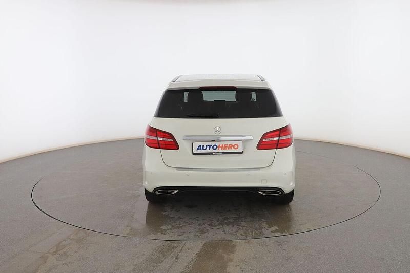 Usado Mercedes B220 AMG line 177 CV (130 kW) 2015 Blanco Monovolumen