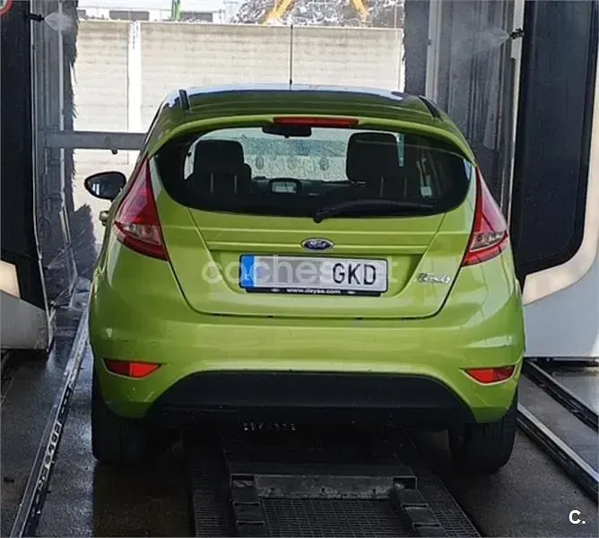 Usado Ford Fiesta Trend 68 CV (50 kW) 2008 Naranja Utilitario