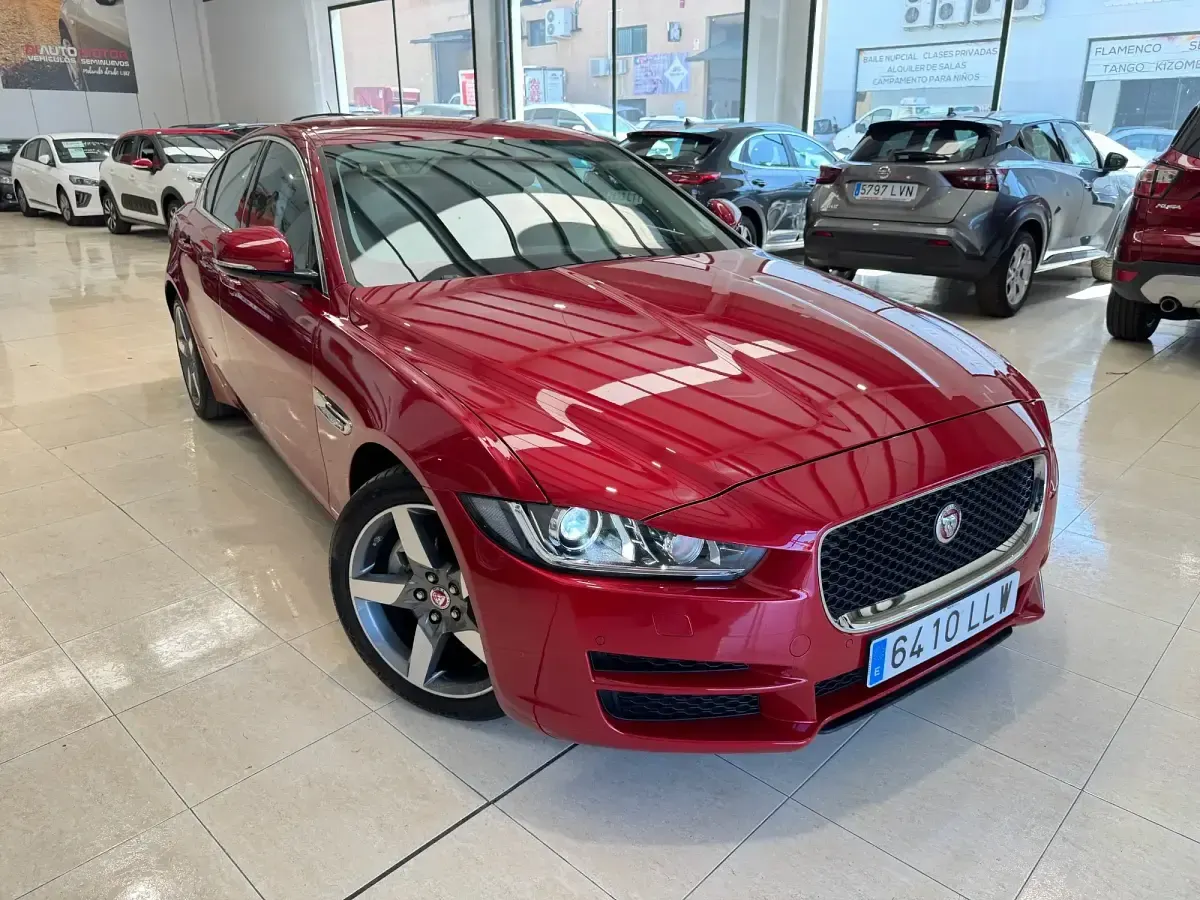 Usado Jaguar XE SE 180 CV (132 kW) 2021 Rojo Berlina