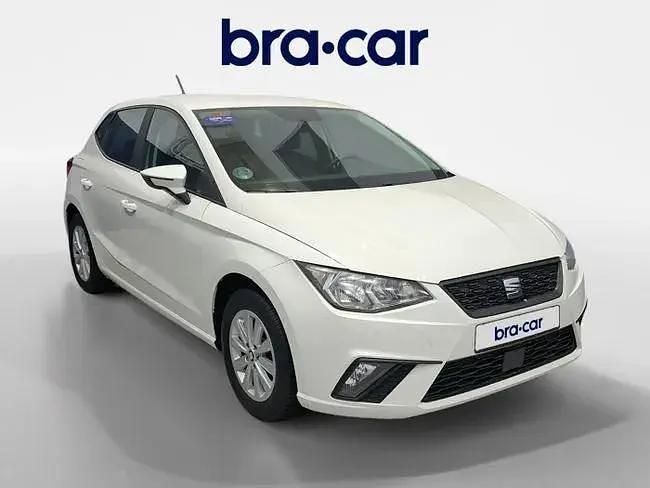 Usado Seat Ibiza Style Plus 110 HP (80 kW) 2021 Branco Sedan