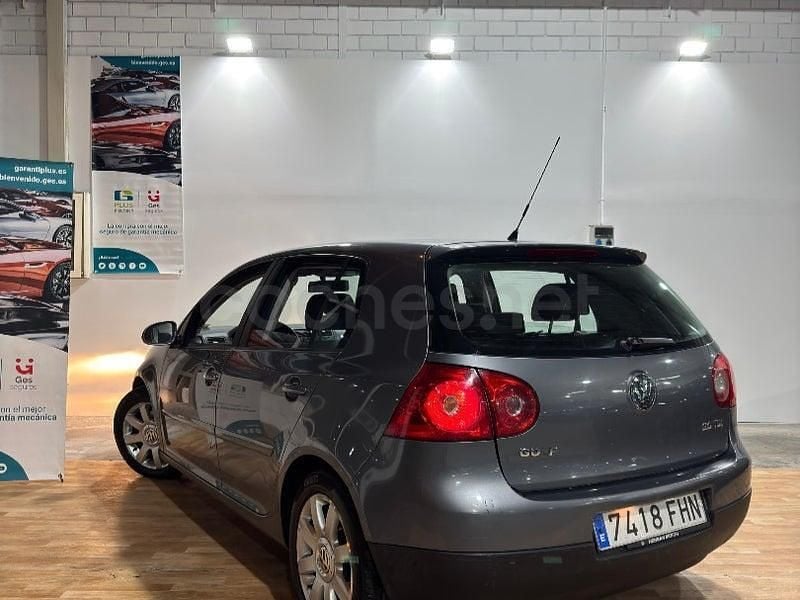 Usado VW Golf V Sportline 140 CV (102 kW) 2007 Gris / plata Berlina