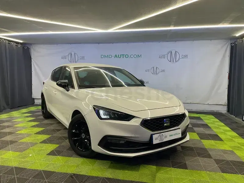 Usado Seat Leon Style 130 CV (95 kW) 2021 Blanco Berlina