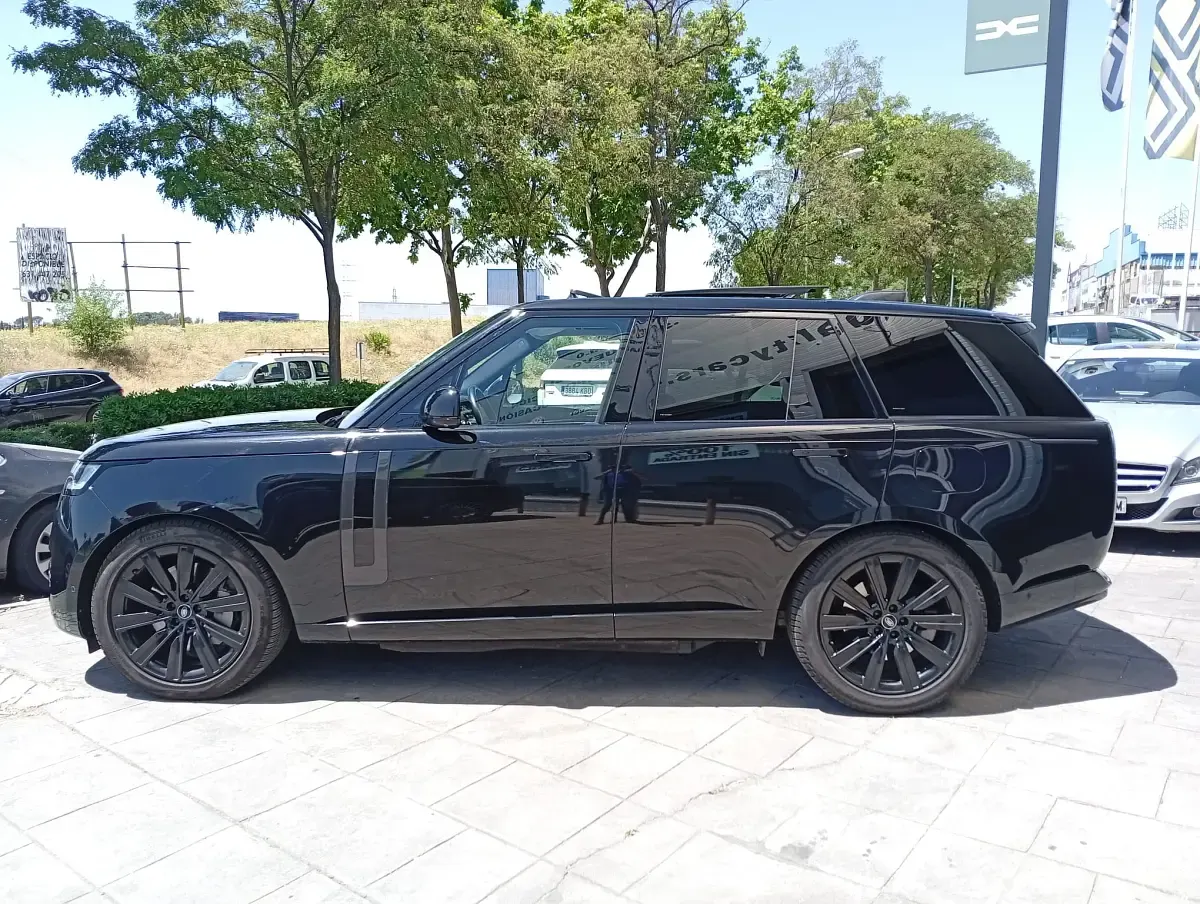 Usado Land Rover Range Rover SE 440 CV (323 kW) 2023 Negro SUV