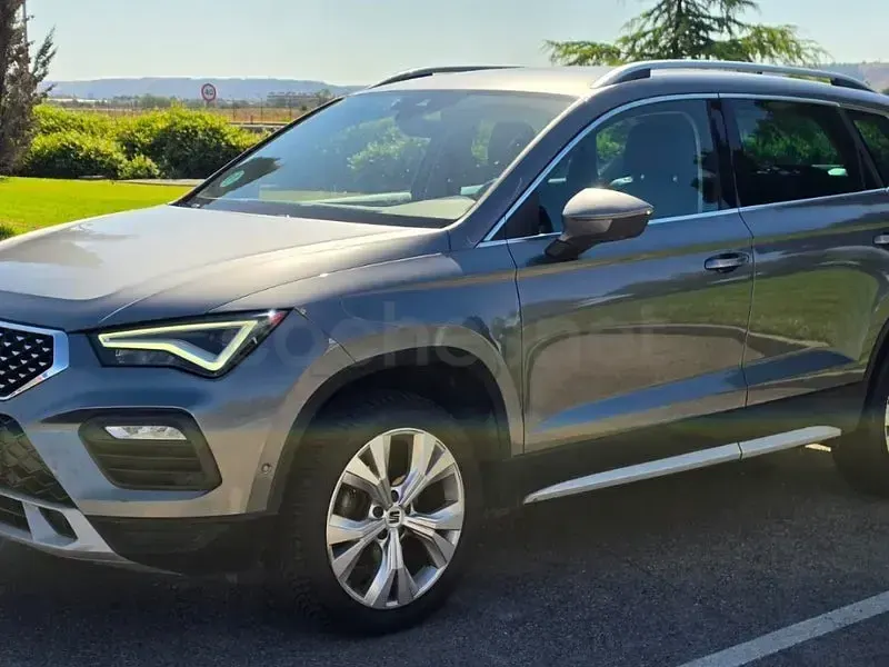 Usado Seat Ateca Xperience 150 CV (110 kW) 2022 Gris / plata SUV