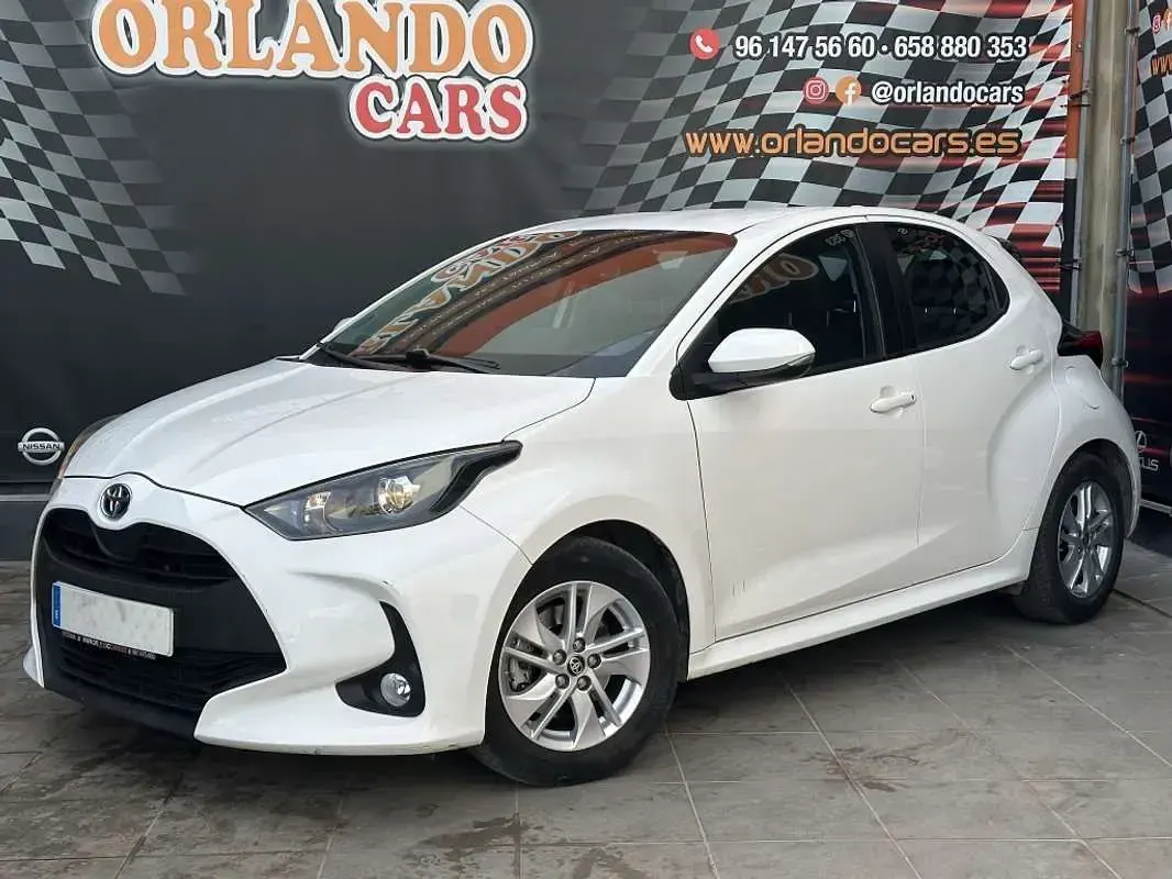 Usado Toyota Yaris Active 116 CV (85 kW) 2021 Blanco Utilitario