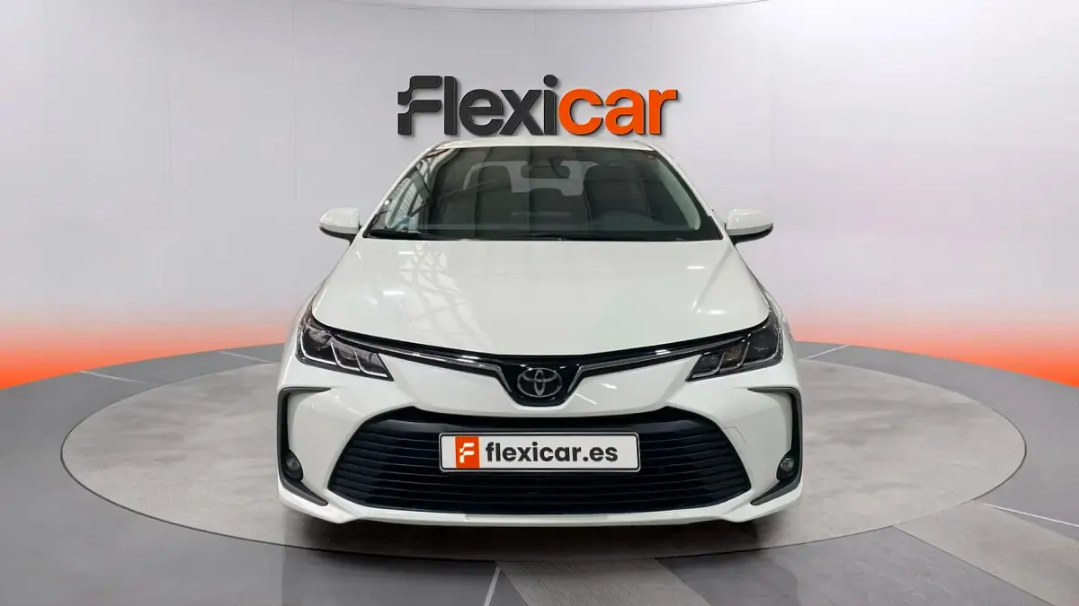 Używany Toyota Corolla 125 KM (91 kW) 2023 Biały Sedan/Limuzyna