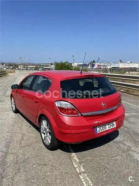 Usado Opel Astra Cosmo 150 CV (110 kW) 2005 Rojo Berlina