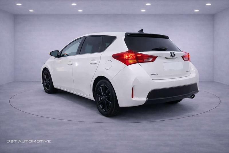 Usado Toyota Auris 132 CV (97 kW) 2015 Blanco Berlina