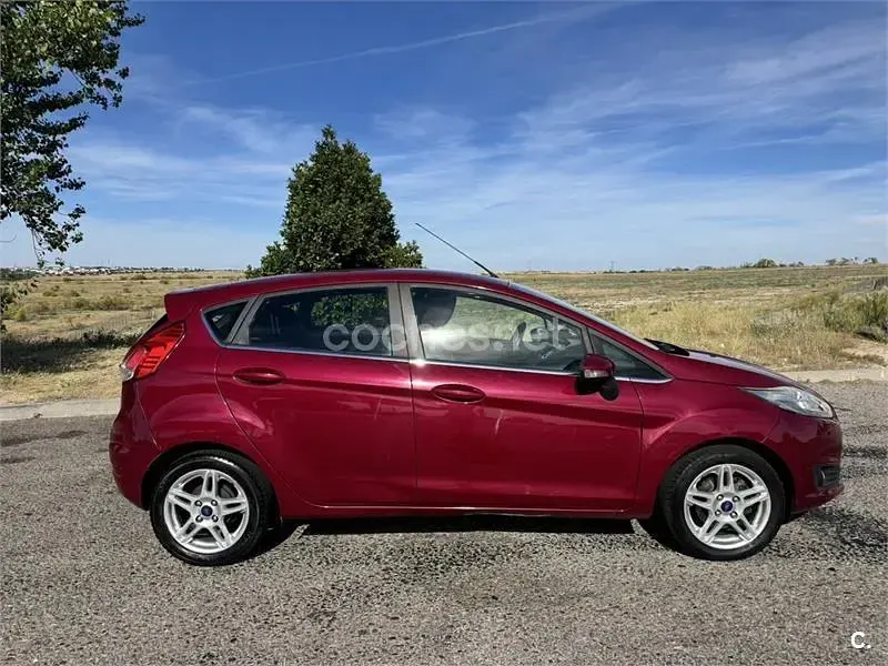 Usado Ford Fiesta Trend 95 CV (69 kW) 2013 Granate Berlina