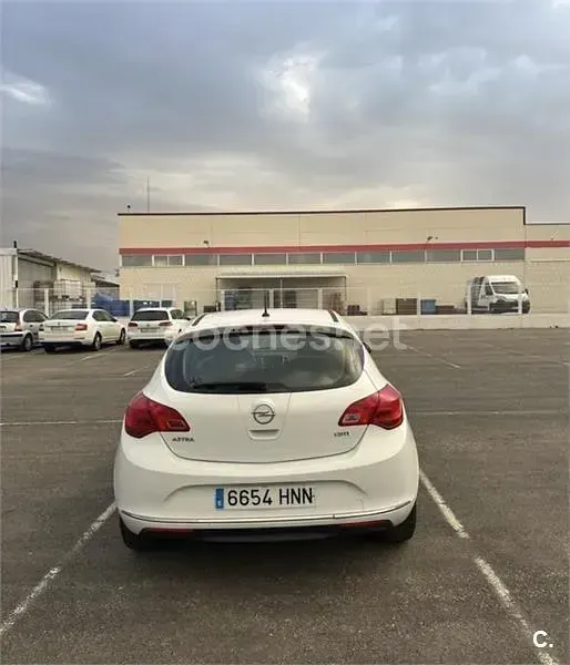 Usado Opel Astra Selective 110 CV (80 kW) 2013 Blanco Berlina