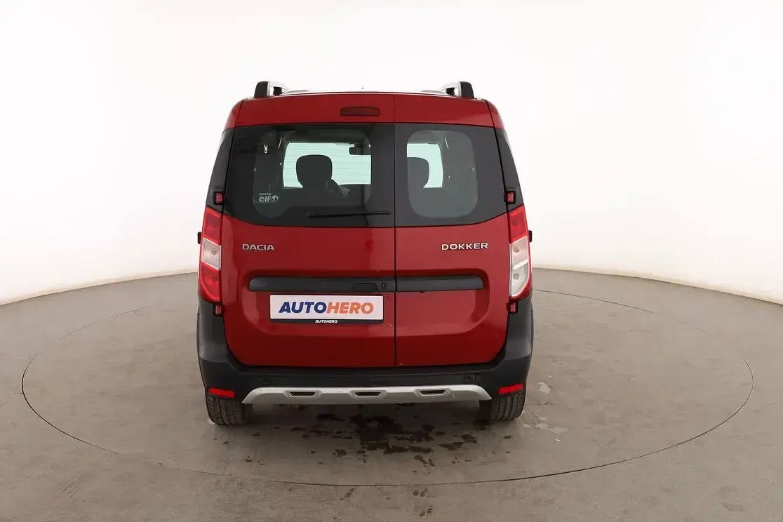 Usado Dacia Dokker 131 CV (96 kW) 2020 Rojo Monovolumen