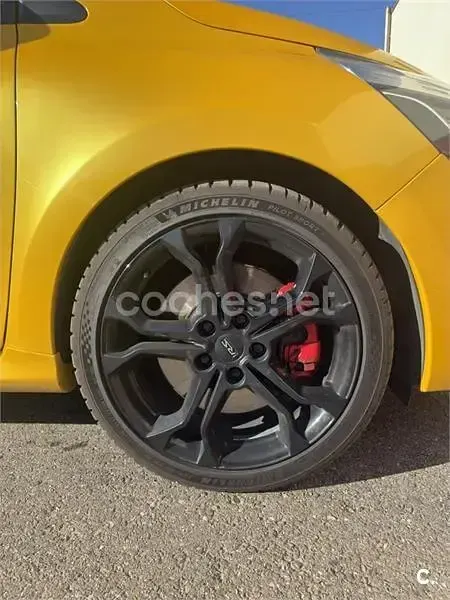 Usado Renault Clio IV 200 CV (147 kW) 2014 Amarillo Berlina