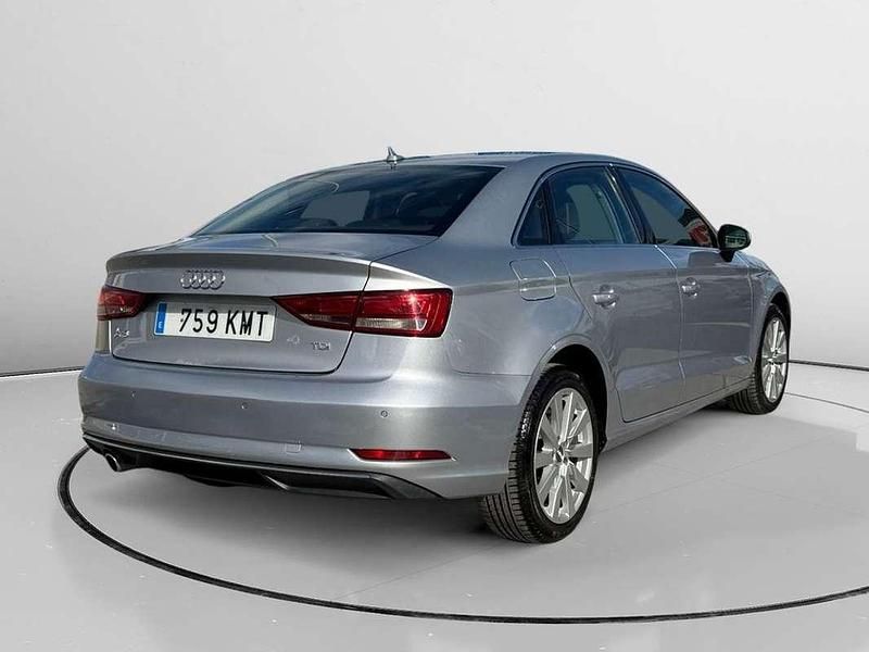 Usado Audi A3 117 CV (86 kW) 2018 Gris Berlina