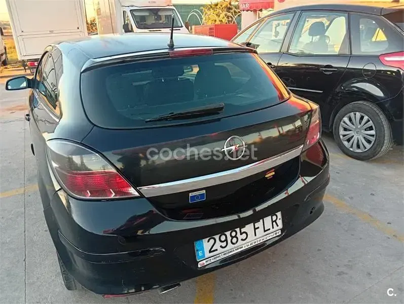 Usado Opel Astra GTC Sport 120 CV (88 kW) 2007 Negro Berlina