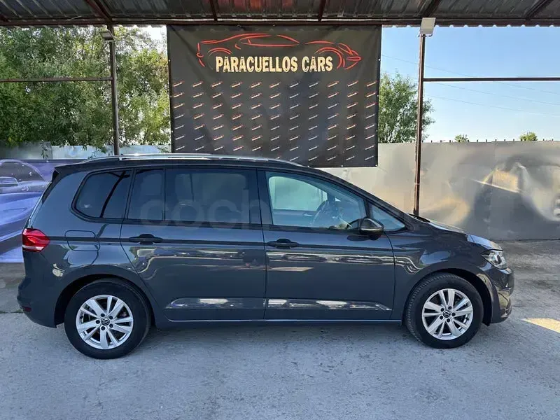 Usado VW Touran Advance 150 CV (110 kW) 2022 Gris / plata Monovolumen