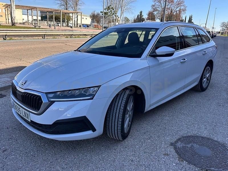 Usado Skoda Octavia Ambition 115 CV (84 kW) 2021 Blanco Familiar