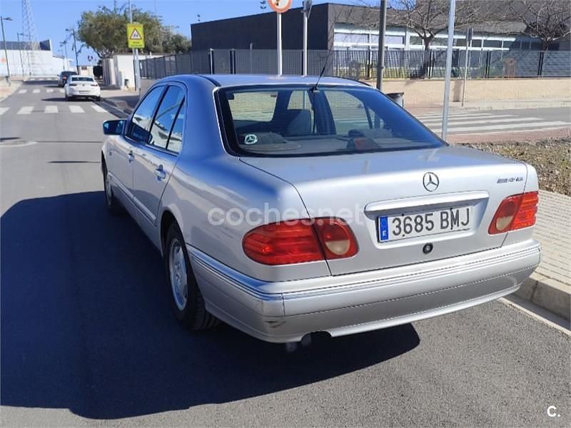 Usado Mercedes E290 129 CV (94 kW) 1997 Gris / plata Berlina