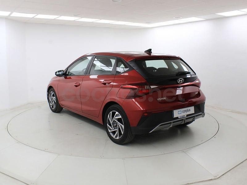 Usado Hyundai i20 84 CV (61 kW) 2023 Dragon red (perlado) Berlina