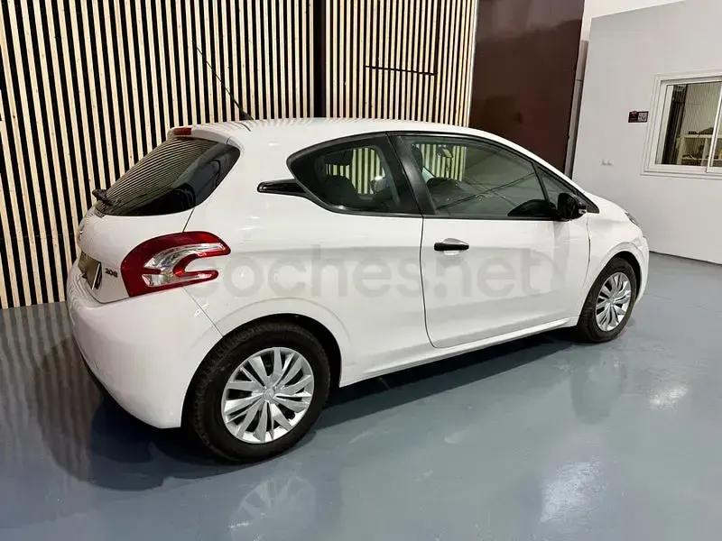 Usado Peugeot 208 Access 82 CV (60 kW) 2014 Blanco Utilitario