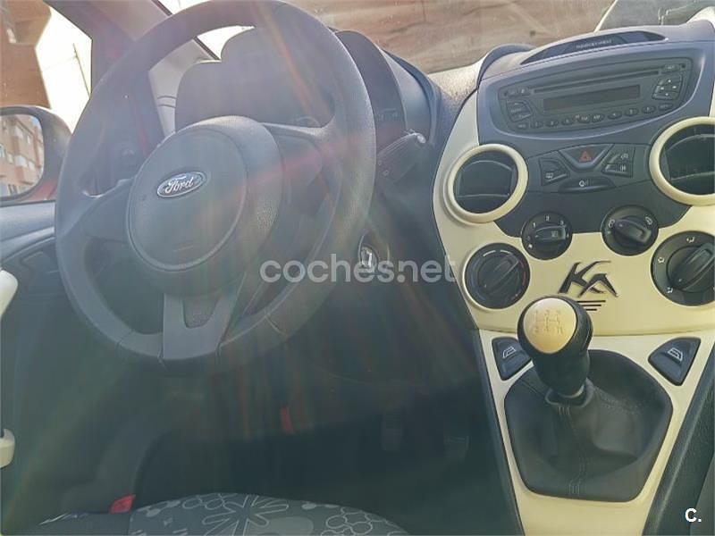 Usado Ford Ka Trend 69 CV (50 kW) 2015 Rojo Berlina