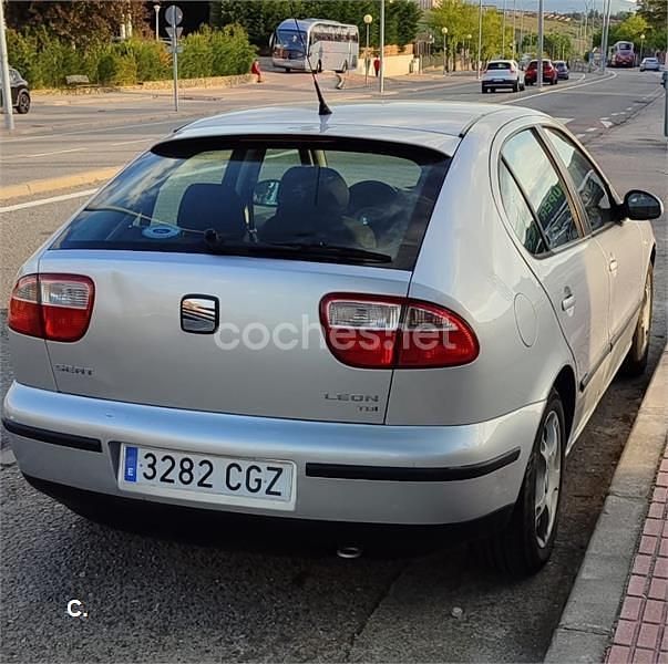 Usado Seat Leon 110 CV (80 kW) 2003 Gris / plata Utilitario