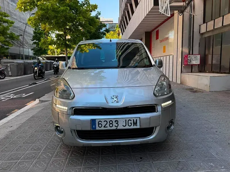 Usado Peugeot Partner Tepee Active 92 CV (67 kW) 2015 Gris / plata Monovolumen