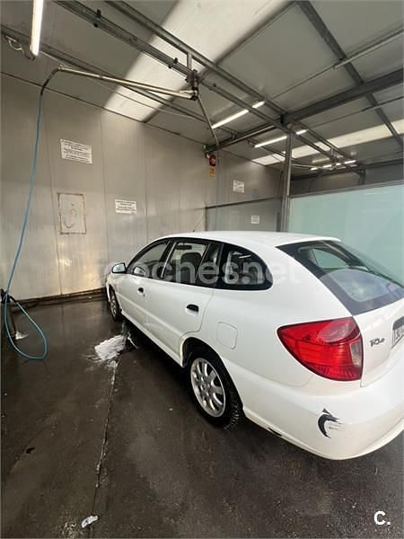 Usado Kia Rio 75 CV (55 kW) 2003 Blanco Berlina