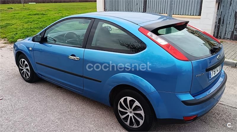Usado Ford Focus Trend 100 CV (73 kW) 2005 Azul Berlina