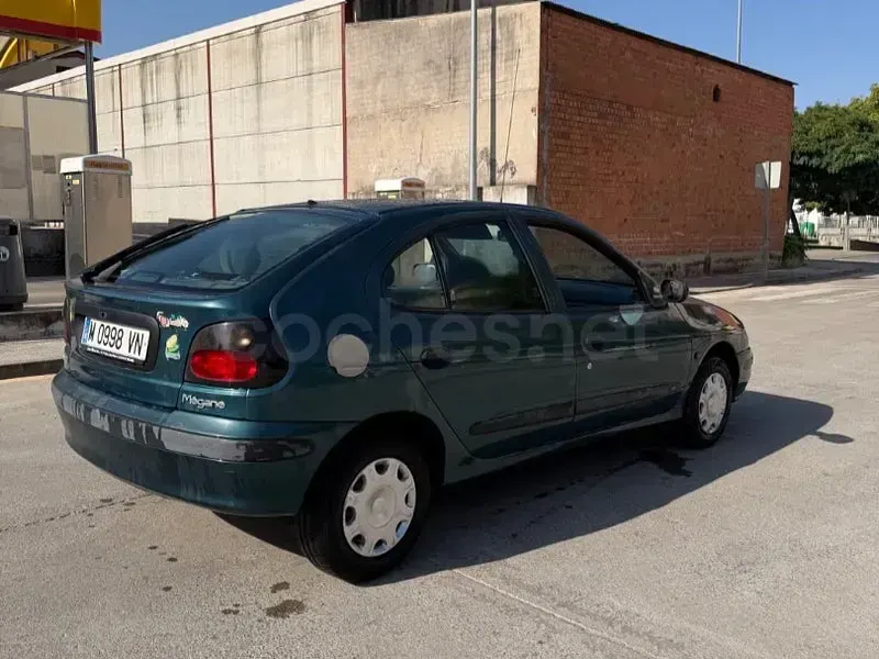 Usado Renault Mégane 90 CV (66 kW) 1998 Verde Berlina