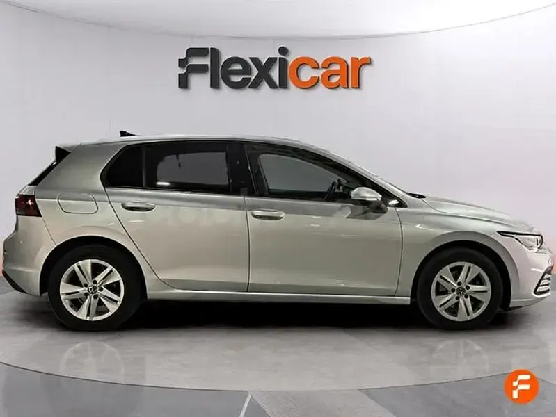 Usado VW Golf VIII Life 115 CV (84 kW) 2021 Gris / plata Berlina