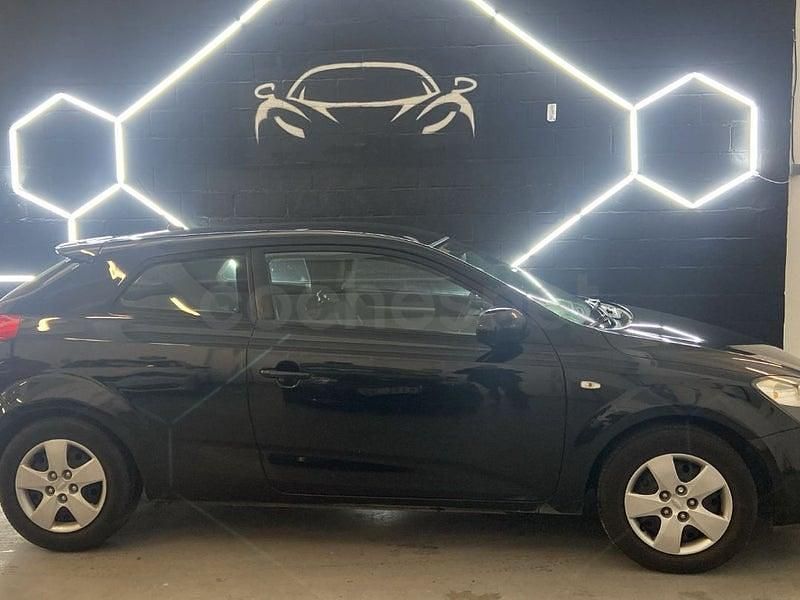 Usado Kia ProCeed 90 CV (66 kW) 2010 Negro Utilitario