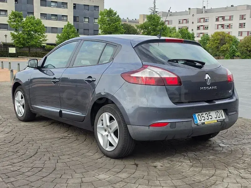 Usado Renault Mégane Business 95 CV (69 kW) 2015 Gris / plata Berlina
