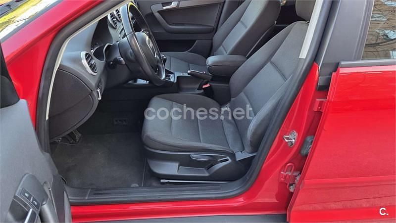 Usado Audi A3 Attraction 105 CV (77 kW) 2010 Rojo Utilitario