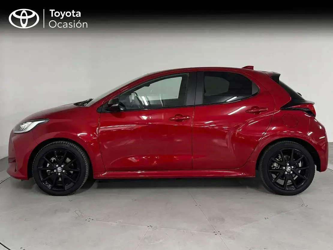 Usado Toyota Yaris Hybrid Plus 116 CV (85 kW) 2022 Rojo emocion Berlina
