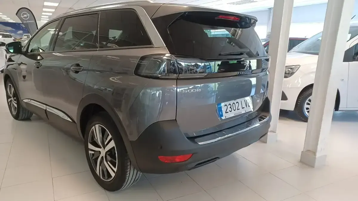 Usado Peugeot 5008 Allure 130 CV (95 kW) 2021 Gris SUV