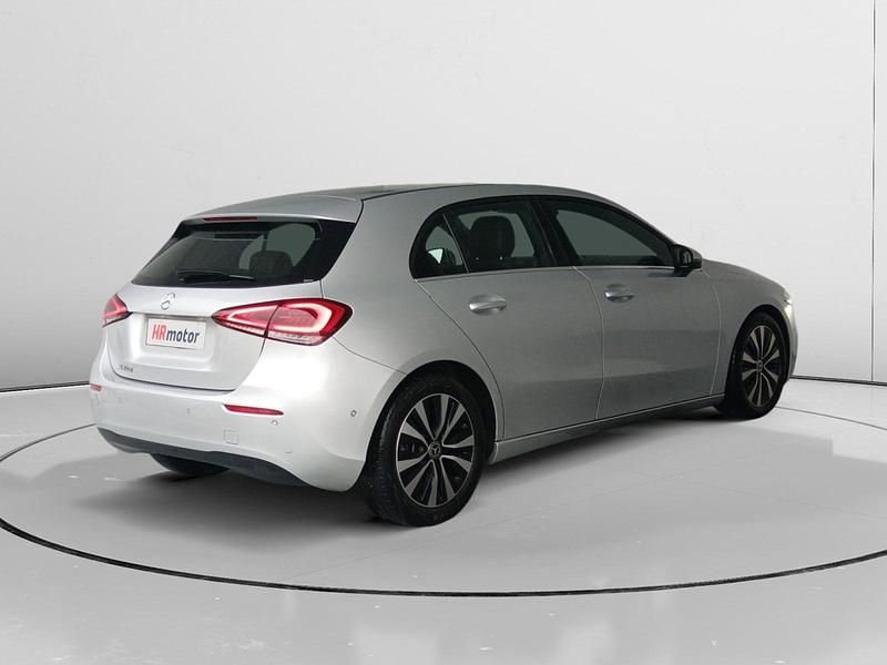 Usado Mercedes A180 116 CV (85 kW) 2021 Gris Utilitario
