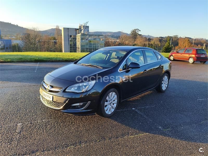 Negro Usado 2015 Opel Astra Excellence Berlina | 9990 € (Precio justo) - Imagen 1/4